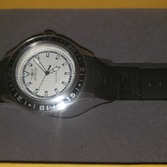 New invicta men's watch never worn box included - Picture 2 of 3